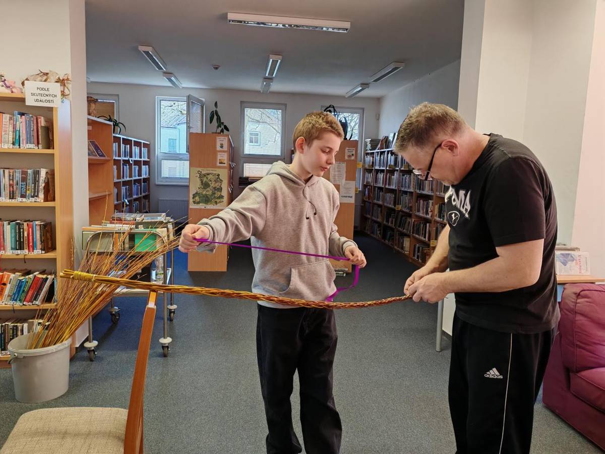 Ve čtvrtek 26. 4. 2026 jsme se v knihovně sešli při pletení pomlázek pod vedením Josefa Svobody.