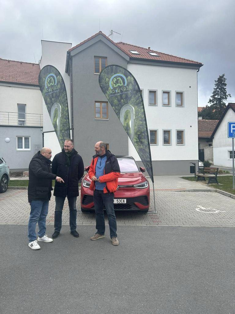 Dnes právě probíhá představení sdílené elektromobility ve Vejprnicích a my už jsme připraveni na malém parkovišti za OÚ.