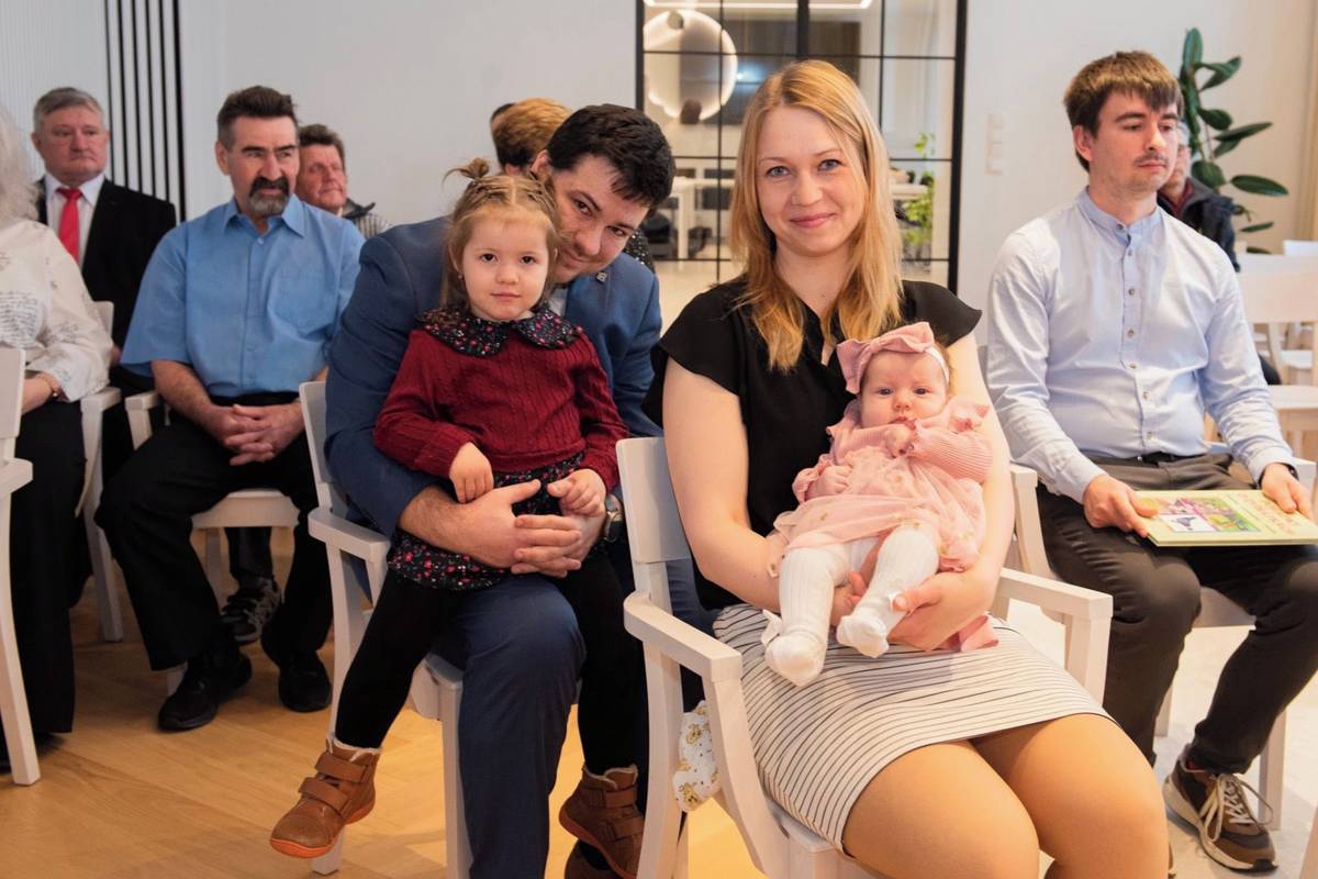 Obřadní síň vracovské radnice se v sobotu dopoledne oděla do velmi slavnostního hávu - na programu bylo vítání nových občánků do života.  Tentokrát jsme společně s rodiči a dalšími milými hosty přivítali hned tři malé slečny – Natálku Buličkovou, Violku Foltýnovou a Ninušku Svitálkovou.  Krásnou atmosféru sobotního dopoledne doplnily recitace básniček a vystoupení dětí ve vracovských krojích.  Naši noví občánci si odnesli drobné dárky – knížku, upomínkové předměty a také přívěsek ve tvaru podkovičky jako symbol štěstí na jejich životní cestě.  Za město Vracov a Sbor pro občanské záležitosti bych dětem i jejich rodičům ještě jednou mile rád popřál pevné zdraví, štěstí, lásku a radost.  Ať život staví našim novým občánkům do cesty jen krásné výzvy a samá splněná přání.