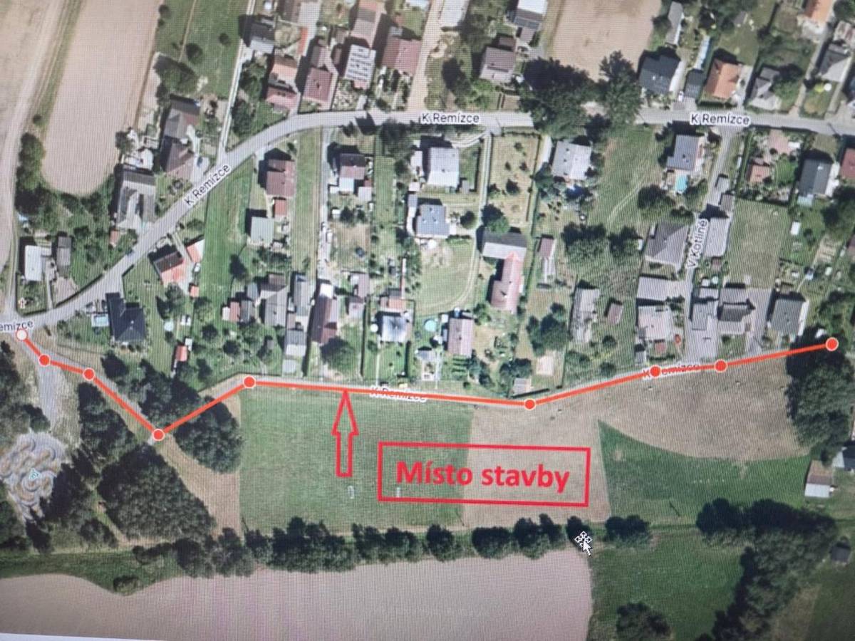 Dnešním dnem začíná rekonstrukce části ulice K Remízce v místech, která sousedí s volnočasovým areálem. Dojde o úpravě dešťové kanalizace, stržení a úpravě asfaltového svršku a zadláždění plochy u stavby kulturně - sportovního zázemí. Termín dokončení je konec měsíce dubna.