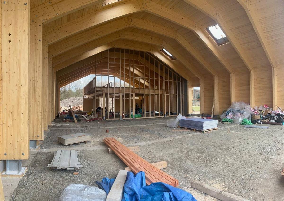 Další kontrolní den máme úspěšně za sebou a práce jsou v plném proudu. Výstavba úspěšně vstoupila do druhé poloviny plánovaného harmonogramu. Aktuálně pokračují práce na zpevnění ploch v okolí zbrojnice a intenzivně se pracuje jak uvnitř, tak venku. Děkujeme všem, kteří se na stavbě podílejí.