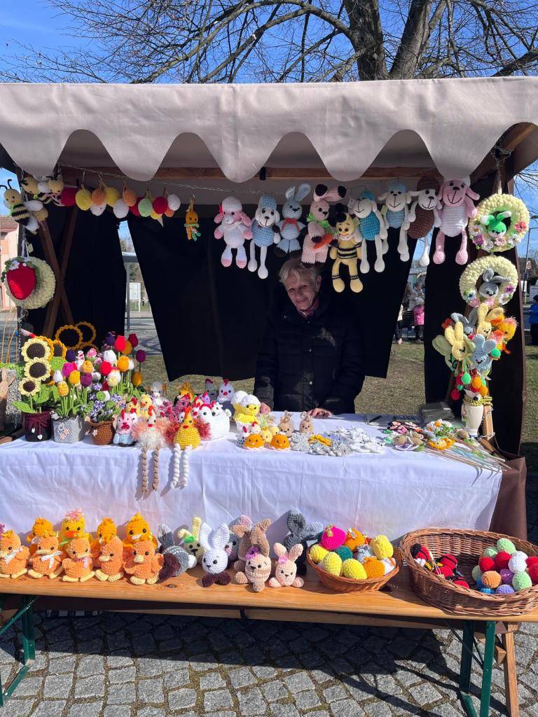 Prohlédněte si fotografie z Barevných Velikonoc, které se konaly na zbůšském náměstí v sobotu 28. 3.