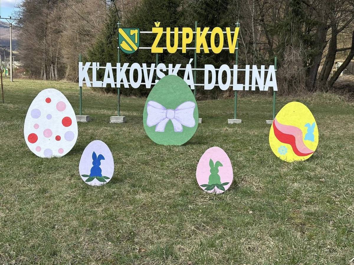 S príchodom jari a blížiacimi sa veľkonočnými sviatkami sa verejné priestory našej obce rozžiarili krásnou, ručne vytvorenou výzdobou.