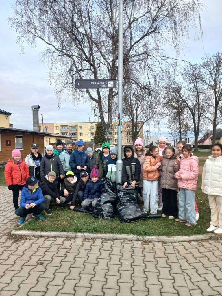 V pátek 27. 3. odpoledne jsme již tradičně v rámci celostátní akce "Ukliďme Česko" uklízeli i naši obec a okolí.