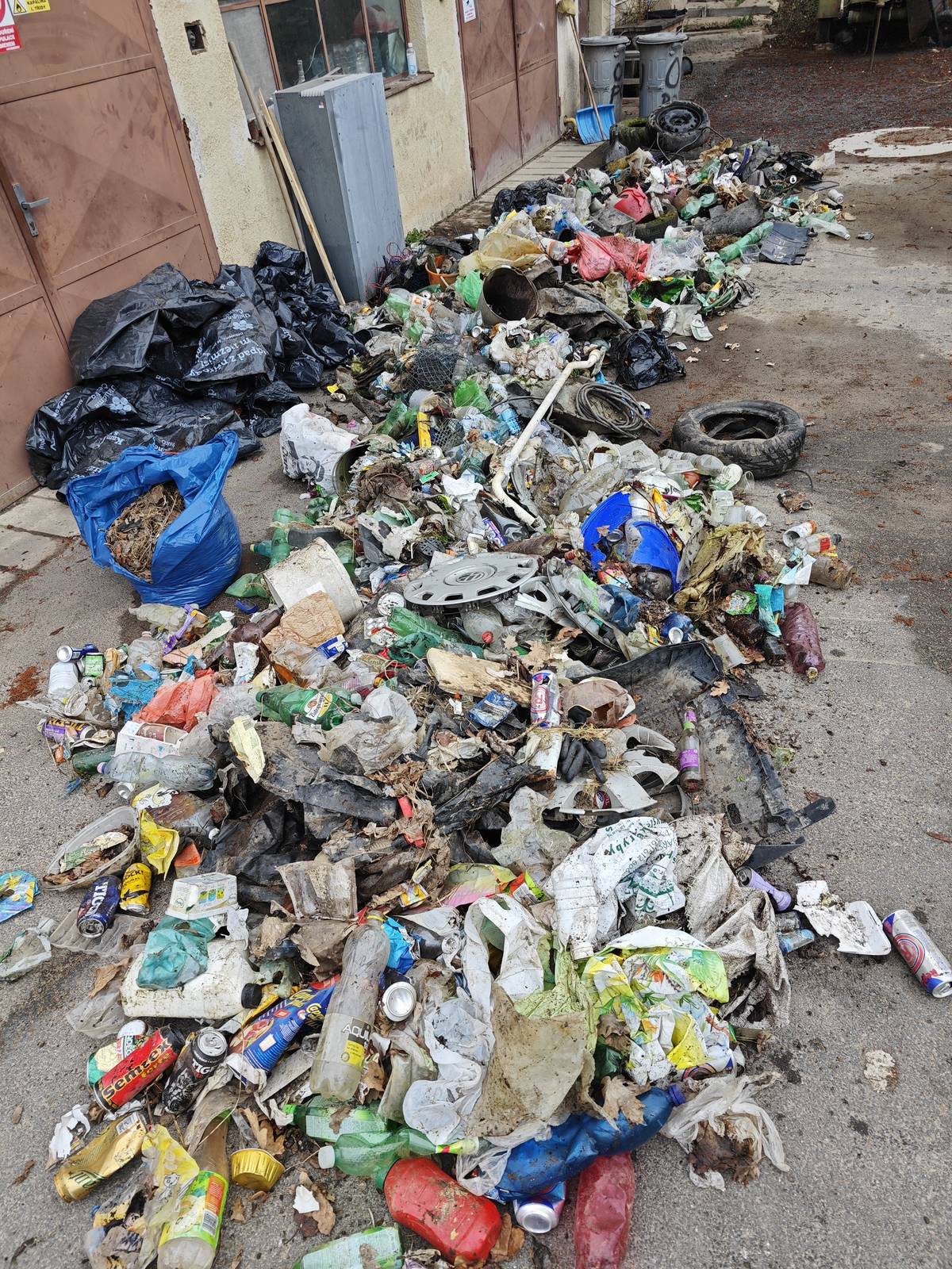 V sobotu 28. března 2026 se naše obec poprvé zapojila do celorepublikové akce Ukliďme Česko – a hned premiéra dopadla na jedničku. Do úklidu se zapojilo celkem 29 dobrovolníků, z toho 10 dětí, kterým patří velké uznání za jejich energii a chuť pomoci. Dobrovolníci se sešli v 9:00 hodin na návsi, kde obdrželi rukavice a pytle na odpad. Následně se vydali do předem určených lokalit. Uklízelo se především podél silnice, kolem potoka, na polních cestách a veřejných prostranstvích. Kolik odpadu se podařilo sesbírat? Celkem se podařilo odstranit úctyhodných 268 kg odpadu, a to v následujícím složení:  PET lahve: 15,5 kg Tvrdé plasty: 22 kg Ostatní plast: 23 kg Plechovky: 6 kg Sklo: 26 kg Obrazovka: 5,5 kg Textil: 10 kg Pneumatiky: 34 kg Kov: 84 kg Nebezpečný odpad: 3 kg Směsný odpad: 33 kg Papír: 6 kg a také byla nalezena jedna průkazka pojištěnce  Závěr akce patřil poděkování Po dokončení úklidu se všichni dobrovolníci vrátili zpět na náves, kde na ně čekalo malé poděkování v podobě diplomu a samolepky dobrovolníka. Nechybělo ani občerstvení a možnost opéct si párek, což bylo příjemnou tečkou za společně odvedenou prací. Velmi si vážíme i iniciativy dobrovolníka, který se rozhodl uklidit prostor u dolní točny autobusu. Zároveň bychom rádi připomněli smysl této akce – tedy úklid odpadků. V tomto případě bylo do pytle uloženo také 12 kg štěrku, který však není odpadem, a byl proto vrácen zpět na komunikaci. Všem děkujeme!