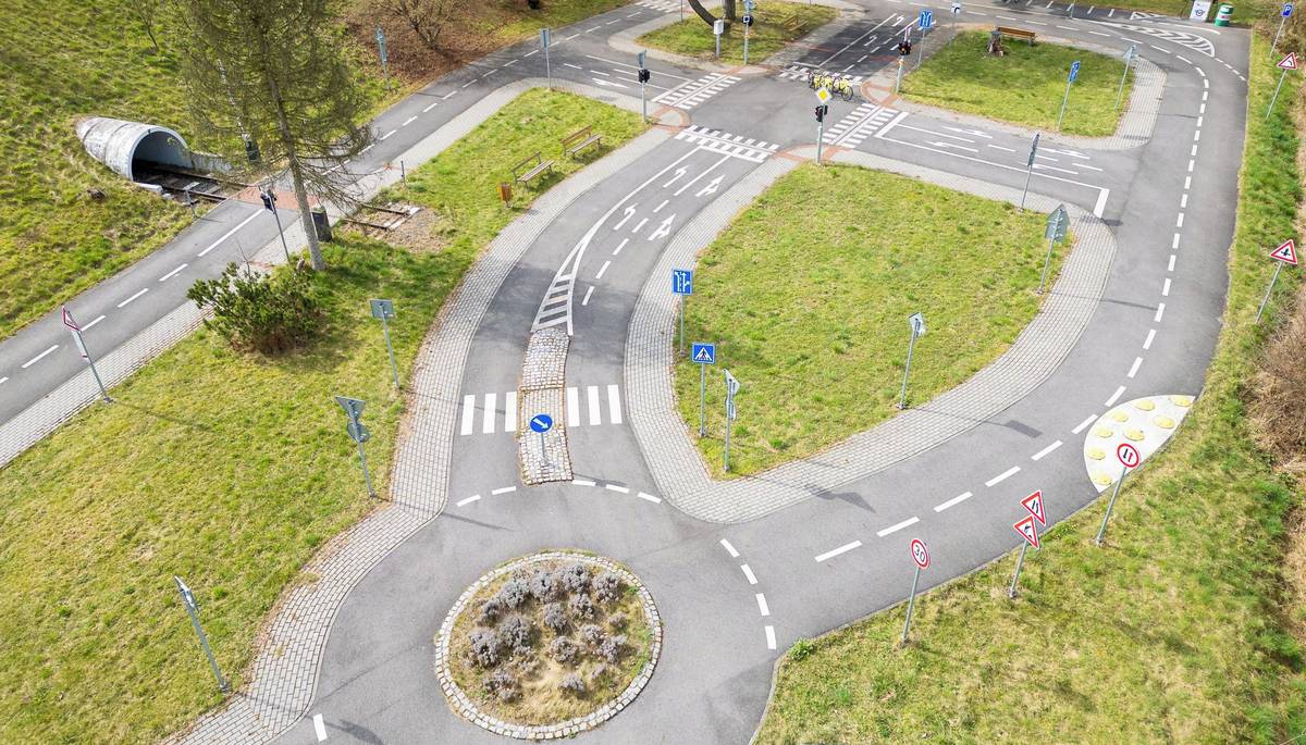 Zlín - Dětské dopravní hřiště v ulici Svárovec v místní části Zlín–Malenovice vstupuje do nové sezony s významnou změnou. Od 1. dubna přivítá malé cyklisty i veřejnost už pod hlavičkou statutárního města Zlína. Odbor školství a sportu Magistrátu města Zlína vystřídal od začátku letošního roku ve správě původního provozovatele, Centrum služeb pro silniční dopravu.