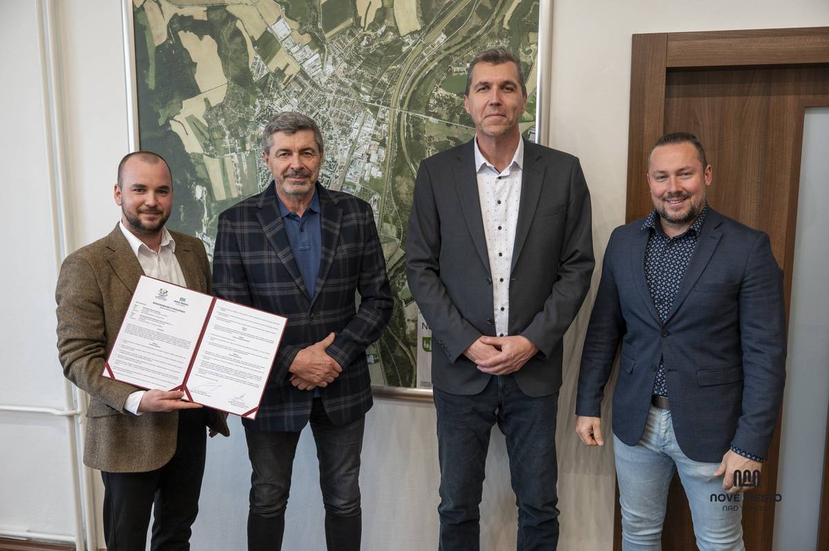 Mesto Nové Mesto nad Váhom dnes podpísalo memorandum o spolupráci s Asociáciou športových klubov Nové Mesto nad Váhom 🤝 Spoločne chceme zlepšiť podmienky pre šport, podporiť prácu s deťmi a mládežou a rozvíjať zdravý životný štýl v našom meste 💪 Viac informácií nájdete na našom webe 👉Mesto spája sily so športovými klubmi: podpísané memorandum o podpore mládeže a športu | www.nove-mesto.sk