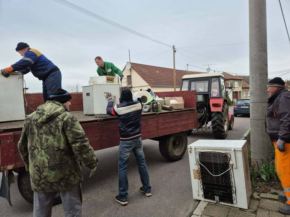 V sobotu 28. března 2026 proběhl na území města i v jeho místních částech hromadný sběr elektroodpadu a železa. Do akce se zapojili pracovníci Odboru životního prostředí Městského úřadu Moravský Krumlov společně s členy SDH Rakšice, SDH Polanka a SDH Rokytná, kteří se výborně postarali o samotný svoz. A výsledek opravdu stojí za to: - 150 velkých vysloužilých spotřebičů, jako jsou lednice, mrazáky nebo televize - 8 velkých tašek drobných elektrospotřebičů - 11 tun železa Sběr pomohl hned několikrát. Město díky němu lépe plní zákonné cíle v oblasti nakládání s odpady, místní spolky získaly finanční podporu na svůj provoz a řadě starších nebo méně pohyblivých občanů usnadnil odvoz nepotřebného odpadu. Děkujeme všem, kteří třídí odpad a zapojili se. Každý kus odpadu, který neskončí v černém kontejneru, pomáhá snižovat náklady města na likvidaci odpadu. Velké poděkování patří: IB-Met za výkup starého železa a vstřícnost při akci Výchovnému ústavu Moravský Krumlov za zapůjčení velkého přívěsného vozíku Službám města – sběrnému dvoru Odboru životního prostředí MěÚ Moravský Krumlov SDH Polanka SDH Rakšice SDH Rokytná