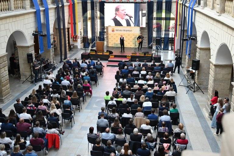 Zveme Vás na slavnostní vyhlášení výsledků oblíbené ankety Sportovec roku 2025, které proběhne v úterý 28. dubna 2026 od 17 hodin v prostorách dvorany zámku. Akce je zdarma. Sportovním hostem je přední česká horolezkyně Olga Nováková , která má na kontě dvě osmitisícovky  Jako hudební  host vystoupí Petr Bende Trio.