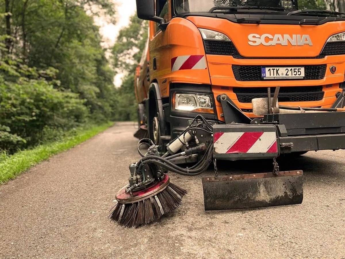 Obec Žabeň oznamuje, že dne 1. 4. 2026 proběhne čištění místních komunikací. Žádáme všechny občany, aby v tento den neparkovali svá vozidla na místních komunikacích, a umožnili tak řádné provedení úklidu. V případě, že vozidla nebudou odstraněna, nemusí být čištění v daném úseku provedeno. Děkujeme za pochopení a spolupráci.