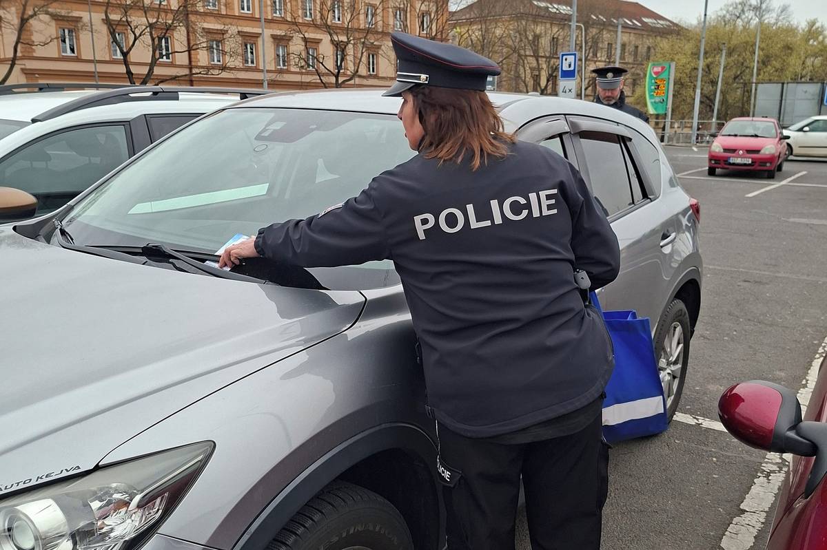 V Litoměřicích se i letos koná preventivní akce „Pozor na zloděje“, kterou v týdnu před Velikonocemi pořádá Policie České republiky ve spolupráci s městskou policií a městem Litoměřice. Cílem je upozornit občany na rizika spojená s krádežemi, zejména z vozidel a v prostorách obchodů.  První část akce proběhla dnes dopoledne před prodejnou Kaufland. Policisté a strážníci zde oslovovali návštěvníky nákupního centra a připomínali jim základní pravidla, jak chránit svůj majetek. Další preventivní setkání s veřejností je naplánováno na čtvrtek 2. dubna před Penny Marketem. Strážníci a policisté připomínali, že automobil není bezpečným místem pro odkládání cenností. Viditelně ponechané kabelky, batohy, elektronika nebo doklady na sedadlech jsou pro zloděje snadným lákadlem. „Stačí jen pár vteřin nepozornosti a pachatel má jasno. Rozbité okénko a škoda je na světě,“ upozorňují policisté. Součástí prevence bylo také upozornění na rizika při samotném nakupování. Lidé by podle policie neměli nechávat peněženky, doklady ani hotovost bez dozoru v nákupních košících, a to ani na krátkou chvíli. Právě v rušném prostředí obchodů totiž zloději často využívají nepozornosti zákazníků. Foto: Lenka Benešová, město Litoměřice {gallery}02026/prevence{/gallery}
