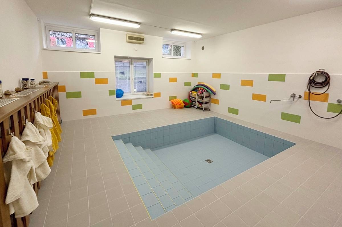 Bazén v mateřské škole Delfínek v Baarově ulici prošel rekonstrukcí a po několikaměsíční pauze se do něj opět mohou vrátit malí plavci. Obnova byla nutná především kvůli stáří bazénu. V rámci prací byla opravena jak samotná bazénová vana, tak i podlahy, obložení stěn a rozvody vody a osvětlení.  Krytý bazén přímo v prostorách mateřské školy patří i v rámci republiky spíše k výjimkám. V Litoměřicích ho mají pouze v Delfínku, kde díky němu mohou dětem nabídnout předplaveckou výchovu už od nejútlejšího věku. Součástí zázemí je také sauna, která prošla rekonstrukcí v loňském roce. Ředitelka Mateřské školy Monika Mejtová popsala, že bazén funguje podobně jako vana – voda se vždy napustí a po využití opět vypustí. Jeho provoz pravidelně kontroluje hygiena, která každý měsíc provádí odběry vody. „Bazén využívá všech 92 dětí z mateřské školy Delfínek. Ty se během týdne postupně vystřídají, takže kapacita je plně vytížená a není možné nabídnout plavání také dalším mateřským školám,“ vysvětlila ředitelka. Rekonstrukce trvala zhruba půl roku a město za ni ze svého rozpočtu zaplatilo 500 tisíc korun. Dalších 50 tisíc korun přidala mateřská škola ze svého rozpočtu. Mateřská škola Delfínek je jednou z jedenácti školek spravovaných příspěvkovou organizací města Mateřská škola Litoměřice. Sídlí ve dvou jednopatrových budovách, v jedné jsou dvě třídy pro děti od 2 do 3 let. Ve druhé budově jsou tři třídy podle věku dětí.   {gallery}02026/bazen{/gallery}