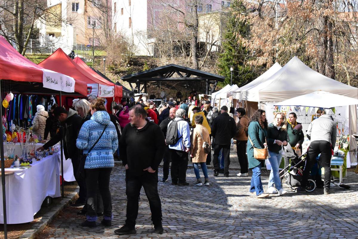 Jarní ochlazení v sobotu 28. března 2026 dočasně pominulo, a tak si Vimperk mohl užít tradiční Velikonoční trhy v městském parku za krásného počasí. Přišla spousta lidí a věříme, že jste mezi nimi byli i vy a že se vám trhy líbily. O hudební doprovod se postarala skupina Chansonet a pro děti byly připraveny tvořivé aktivity.