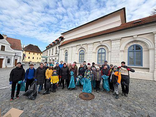 Desítky dobrovolníků, převážně dětí a mladých lidí, se v sobotu 28. března zapojily v Českém Krumlově do celorepublikové iniciativy Ukliďme Česko. Vyrazili do ulic, k řece i na méně dostupná místa, aby během jarního úklidu přispěli k čistšímu prostředí. Přestože hlavní termín akce už proběhl, úklidové aktivity ve městě pokračují i v dalších dnech.