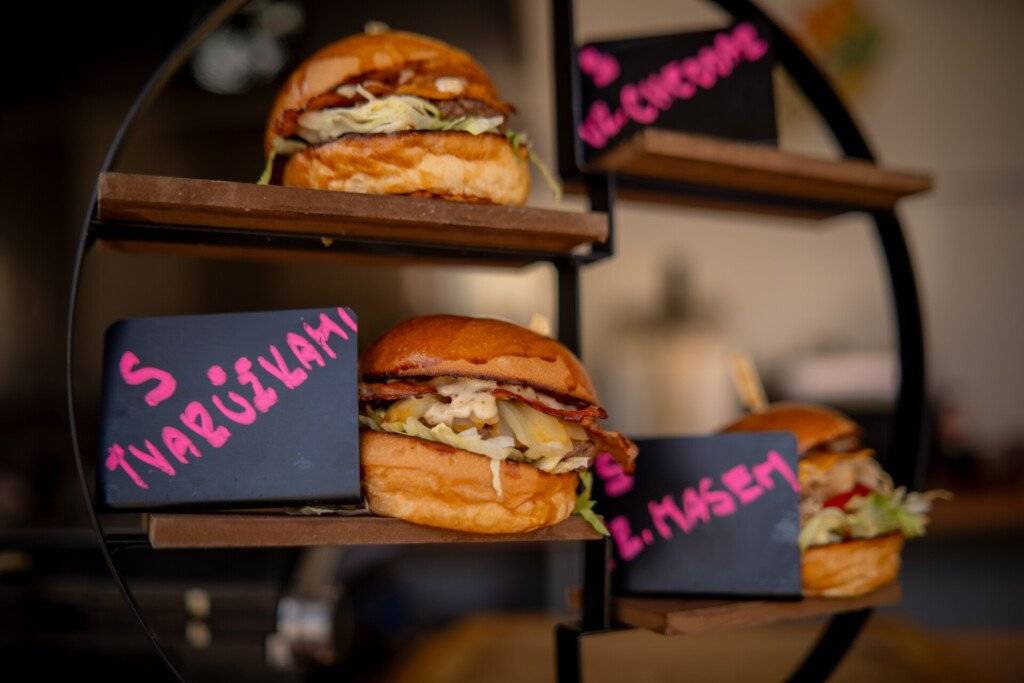 Letošní léto ve městě bude opět trochu jiné. Frýdek-Místek plný chutí přichází s novou koncepcí a v srpnu nabídne kromě jídla a zábavy i více zážitků. Z původně gastronomické akce se tak stává pestrý městský festival s podtitulem Festival, kde si program skládáte sami podle nálady. DEN PLNÝ ZÁBAVY. FESTIVAL FRÝDEK-MÍSTEK PLNÝ CHUTÍ MĚNÍ PODOBU, NABÍDNE VÍCE ZÁŽITKŮ | Frýdek-Místek