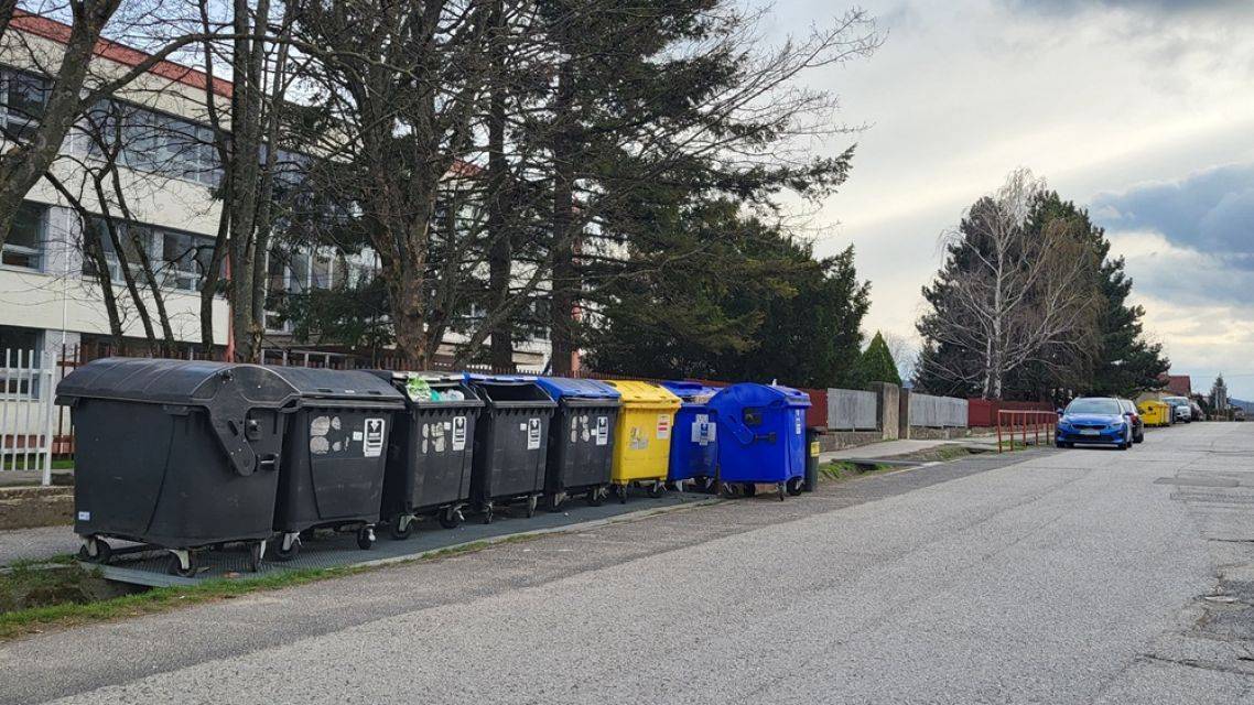 Kontajnerové stojíská pri bytových domoch Trnavská 836 a Komenského 836, 837 a 982 budú mať nové umiestnenie.