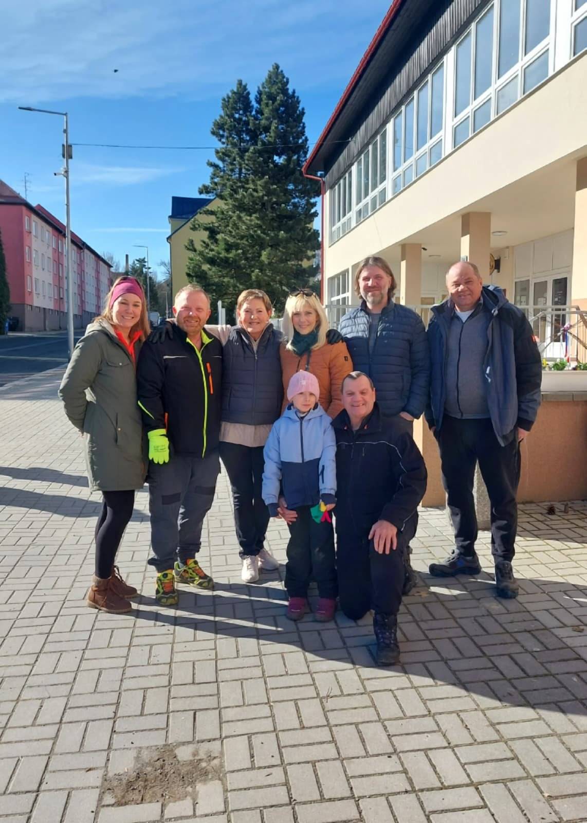 Městský úřad Vejprty a Služby města Vejprty děkují všem obyvatelům, Městské správě sociálních služeb i Základní škole za skvělou účast na akci „Ukliďme Česko – Ukliďme Vejprty“, která proběhla tuto sobotu. 💚 Sešlo se nás zhruba 100 a společně jsme uklidili celé město – děkujeme každému, kdo přiložil ruku k dílu! Po dobře odvedené práci jsme si u malé školy rozdělali oheň a užili si příjemné setkání. 🔥Jsme rádi, že vám není naše město lhostejné – těšíme se na další společné akce! Za realizační tým Alena Legényová a Antonín Felber