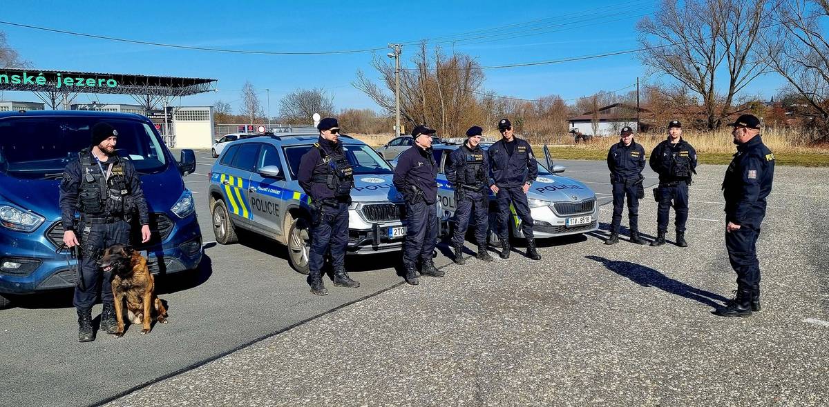 Policisté jednotlivých obvodních oddělení často ve spolupráci s policejními psovody v rámci celého Moravskoslezského kraje v průběhu zimních měsíců nezapomínají na rekreační objekty a provádějí příležitostné kontroly i speciální preventivní akce. Zaměřují se na odhalování podezřelých osob a prevenci vloupání do chat a chalup. Zvýšená pozornost je věnována opuštěným objektům v odlehlejších lokalitách. Poslední preventivní aktivity proběhly v průběhu měsíce března například na Opavsku a Bruntálsku. Policisté při nich zkontrolovali stovky rekreačních objektů. Opavský okres se zaměřil na chatové oblasti v katastru obcí Hlučín, Dobroslavice, Děhylov, Vítkov, Budišov nad Budišovkou, Melč a Kružberk. Bruntálský okres se zaměřil na chatové lokality v obcích Bruntál, Mezina a Vrbno pod Pradědem. Během posledních kontrol navštívených objektů nebyly zjištěny známky vniknutí ani poškození. Avšak riziko vloupání existuje po celý rok. Proto kdykoliv opouštíte svou nemovitost, řádně ji zabezpečte. Důležitá je pravidelná kontrola a ideální je také spolupráce se sousedy, to znamená vzájemné sledování podezřelých aktivit. Stejně tak je dobré mít přehled o majetku na chatě. Vytvořte seznam cenností doplněný o fotografie, doklady o pořízení s uvedeným výrobním číslem. V případě šetření krádeže tím výrazně urychlíte identifikaci věcí. Jak se tedy zachovat, pokud najdete svou nemovitost napadenou nezvaným hostem?  Pokud to není nezbytně nutné, nevstupujte dovnitř a nemanipulujte s žádnými věcmi. Mějte na paměti, že pachatel se stále ještě může na místě nacházet. Co nejdříve kontaktujte Policii České republiky na lince 158. Vyčkejte na jejich příjezd.  Všimli jste si podezřelé osoby?  Nevstupujte do přímého kontaktu.   Pokuste se tuto osobu nebo vozidlo zapamatovat nebo zaznamenat (vzhled osoby, oblečení, vozidlo, směr pohybu…). Pokud je to možné, upozorněte sousedy.  Rychlá reakce a všímavost mohou pomoci předejít krádeži nebo jinému protiprávnímu jednání. Teplé dny lákají k jarním úpravám okolí chaty, ale právě tyto chvíle, kdy se soustředíte na úklid pozemku nebo sázení, jsou pro zloděje příležitostí. Pachatel vejde otevřenými dveřmi dovnitř a vy si toho nemusíte vůbec všimnout. Závěrem tedy poslední doporučení: zamykejte si své chaty, i když pracujete v jejich blízkosti.