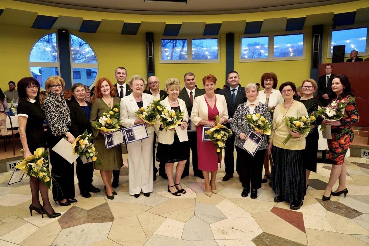 “Škola bez dobrých učiteľov je ako mlyn bez vody.”   Úprimne ďakujeme pedagógom nášho mesta za ich vytrvalú prácu, oddanosť a lásku, ktorými každý deň pomáhajú deťom a mladých rásť a rozvíjať sa. Všetkým oceneným srdečne gratulujeme a prajeme Vám krásny Deň učiteľov!
