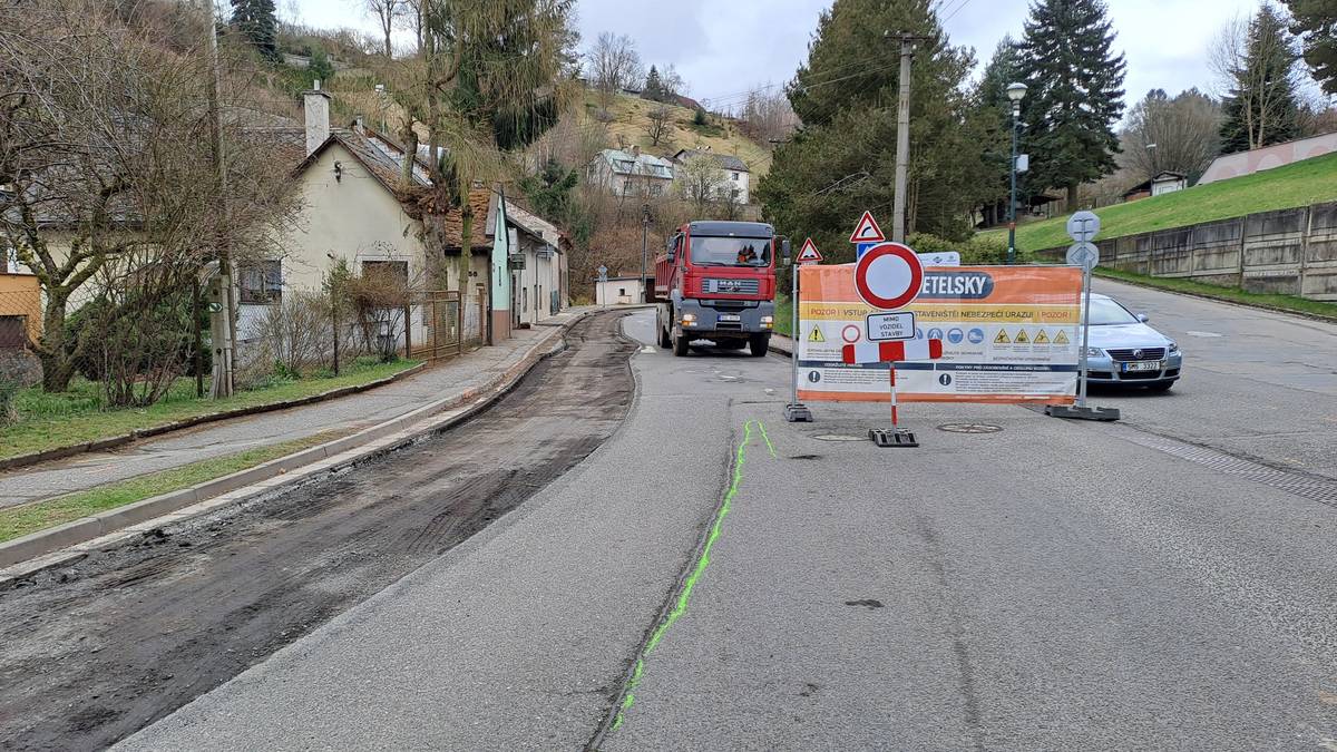 Vážení spoluobčané, Dnes začala dlouho očekávaná kompletní rekonstrukce ulice Poděbradova. Děkujeme, že dodržujete dopravní značení a objízdné trasy. Ulice Poděbradova je pro průjezd plně uzavřena. Dnes 31.3.2026 ještě projedou autobusy hromadné dopravy. Všechny informace najdete na www.upice.cz. Město Úpice
