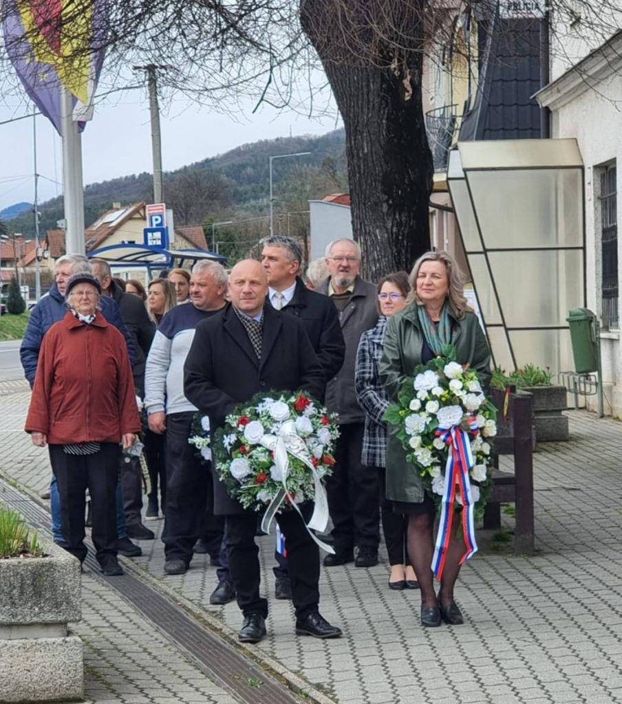 V piatok 27. marca 2026 sme si s úctou pripomenuli 81. výročie oslobodenia okresného mesta Žarnovica rumunskou armádou. Pietny akt pokračoval položením vencov a kvetov k pamätníkom na Námestí Slovenského národného povstania.