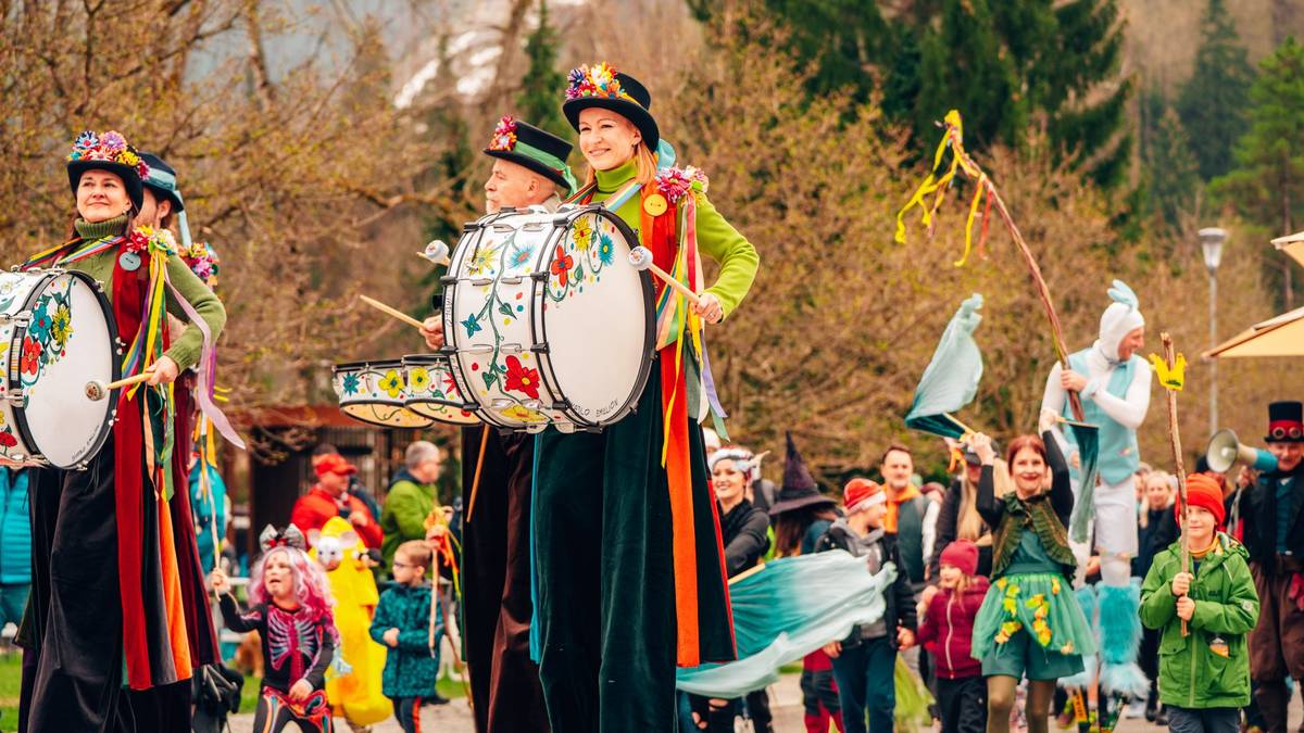 V sobotu 4. 4. se připravte na pořádnou porci radosti – Velikonoční veselí je tady! 🐣 Děti se mohou těšit na pohádky, akrobatická vystoupení i skákajícího pana „zajíce“, který vykouzlí úsměv na každé tváři. Chybět nebudou ani velikonoční dílny, kde si malí i velcí vytvoří své velikonoční vajíčko. A co by to bylo za veselí bez maskiády, hudby a spousty dobrot k zakousnutí! Přijďte si užít den plný smíchu, barev a jarní pohody – nuda má tentokrát utrum! 🌸