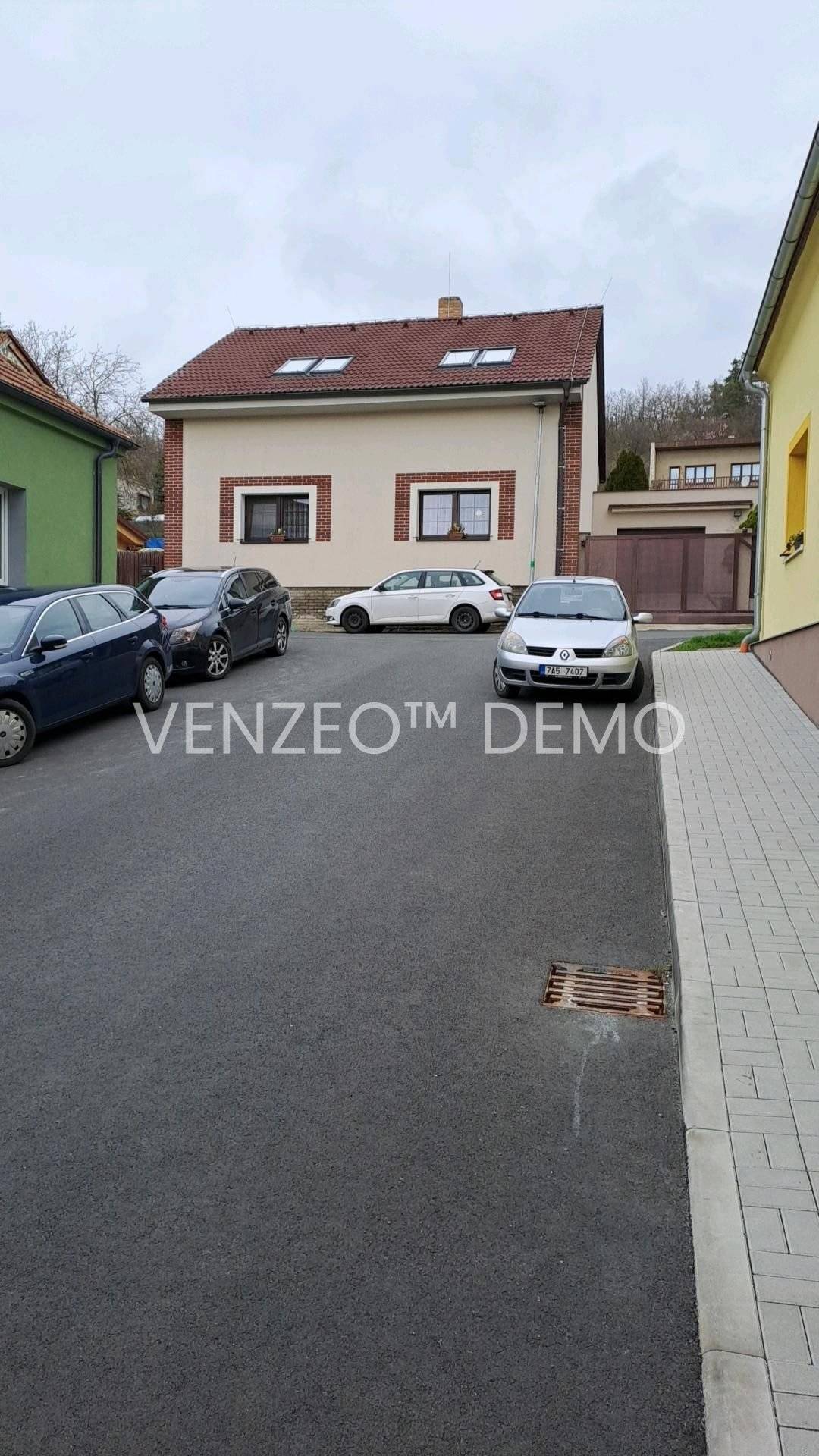 Vážení obyvatelé, obracíme se na Vás s žádostí o ohleduplnější parkování zejména ve dnech svozu odpadu. Dne 1. dubna došlo k situaci, kdy svozové vozidlo nemohlo projet některými ulicemi z důvodu nevhodně zaparkovaných automobilů, Svozová firma nás informovala, že výjimečně nádoby přiblížila ke svozovému vozidlu. Jednalo se o poslední výjimku. Pokud se podobná situace bude opakovat, hrozí, že nádoby nebudou moci být při dalších svozech vysypány. Nejde přitom pouze o svoz odpadu – omezený průjezd může komplikovat i zásah složek integrovaného záchranného systému, což může mít závažné důsledky. Proto vás žádáme o dodržování následujících zásad:  parkujte ideálně pouze na jedné straně ulice, ponechte průjezdný pruh o minimální šířce 3 metry, neparkujte příliš blízko křižovatek, aby byl umožněn bezpečný průjezd a otáčení vozidel.  Děkujeme za Vaši ohleduplnost a spolupráci.