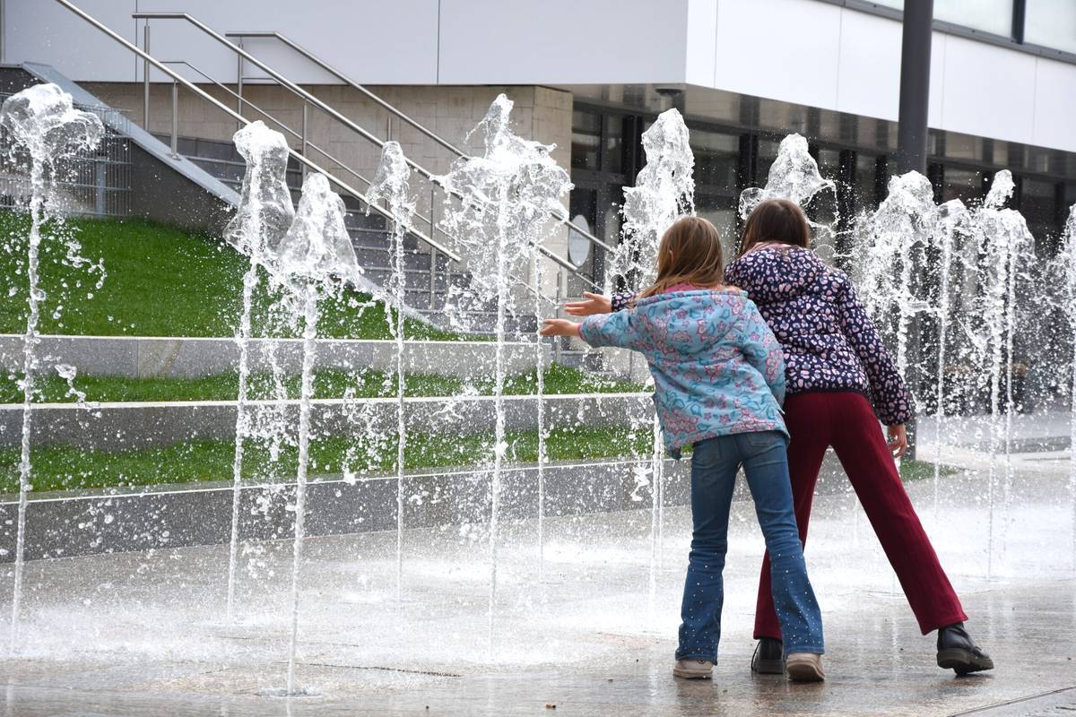 Vo štvrtok 2. apríla 2026 začala svoju prvú sezónu fontána na Hviezdoslavovej ulici oproti Materskému centru Srdiečko. Atraktívny vodný prvok je súčasťou projektu revitalizácie pešej zóny ulíc Hviezdoslavova, Jaselská, Vajanského a Sládkovičova. Fontánu „oživili“ a pripravili na jej prvú sezónu pracovníci spoločnosti Stavaqua. Odovzdali ju do starostlivosti Mestského hospodárstva a správy lesov Trenčín. Dielo bolo dokončené ešte [...]Čítať viac...
