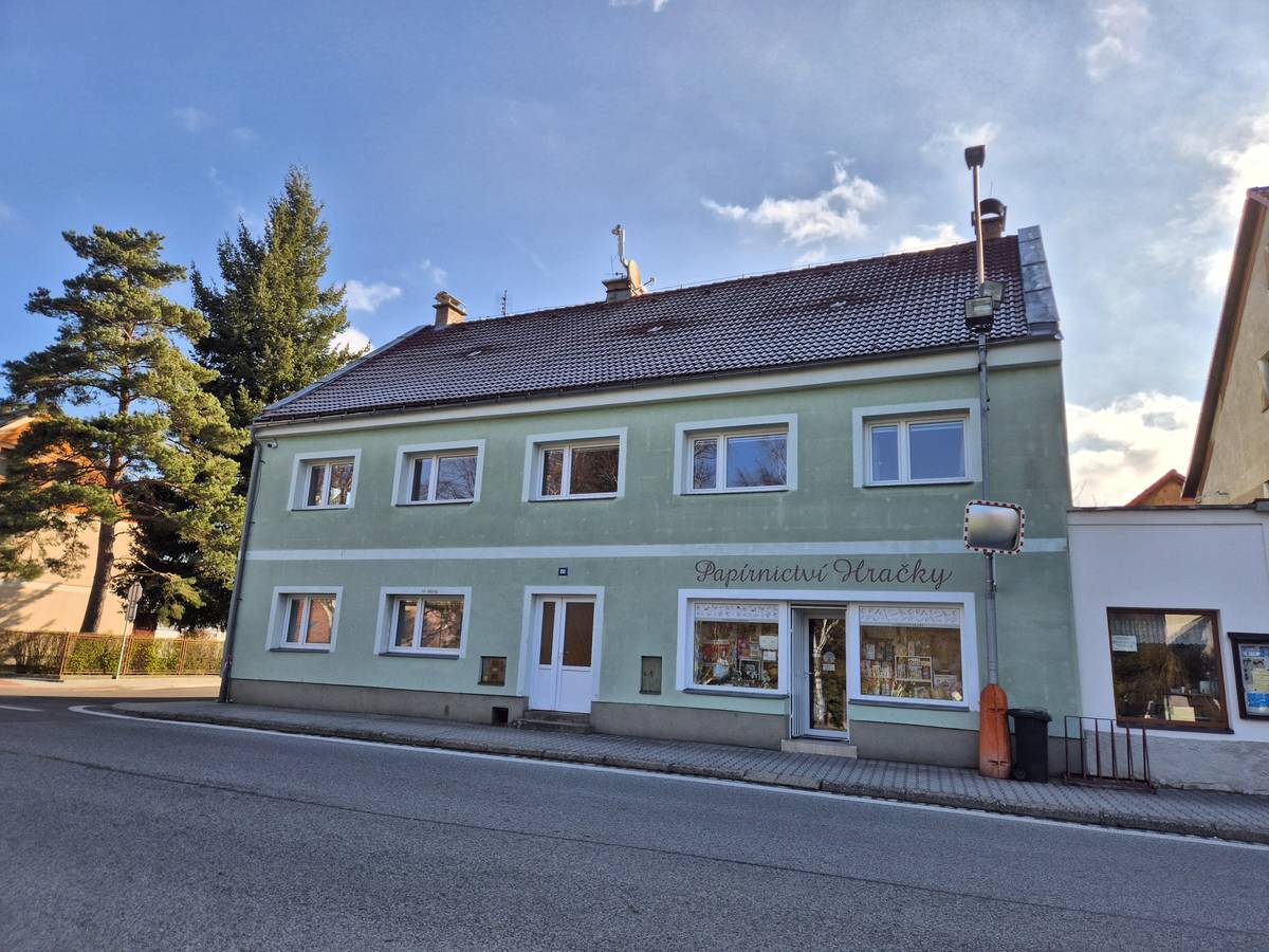 Hejnice získaly dotaci na opravu dvou bytů v objektu papírnictví čp. 252 v Jizerské ulici. Jedná se o sociální bydlení, kdy na místě vzniknou po zapojení části půdy dva mezonetové byty. Vzhledem k původní rekonstrukci objektu je nutná realizace opravy pláště střechy.   Celkové náklady stavby, které zahrnují i novou plynovou kotelnu a centrální vytápění celého objektu, dosahují kolem 9 milionů korun. Získaná dotační podpora je ve výši 7,5 miliónu korun.   Nyní probíhá výběrové řízení na zhotovitele stavby, které zároveň odtajní skutečnou cenu realizace. Ta by měla probíhat v termínu červenec - prosinec 2026.