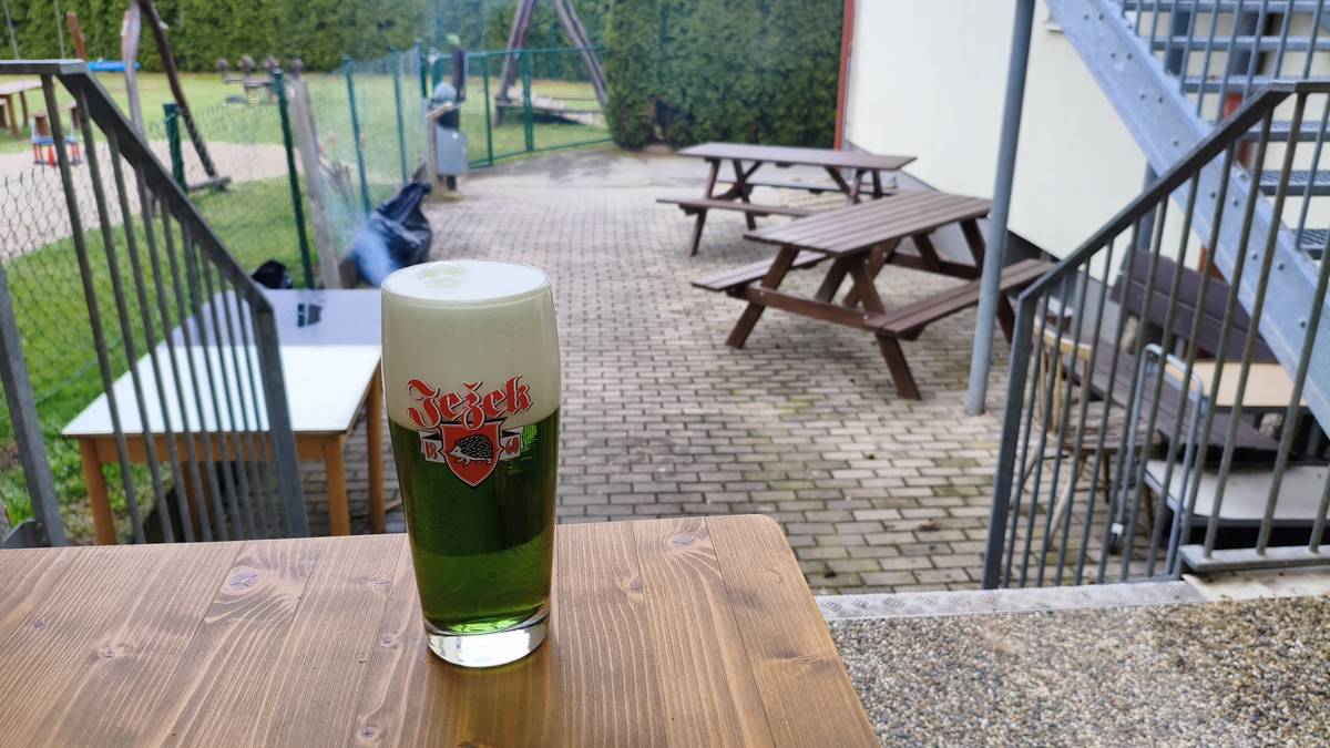 Hospůdka Ždírec Vás zve dnes na 🟩zelené pivo🍺 a posezení u ohýnku🔥s možností opéct si buřta 🌭(donést si vlastní).Od 17:00 bude hospůdka s obsluhou. Dále můžete od 17:00 v hospůdce sledovat hokejový 🏒zápas HC Dukla Jihlava vs. RI Okna Berani Zlín.