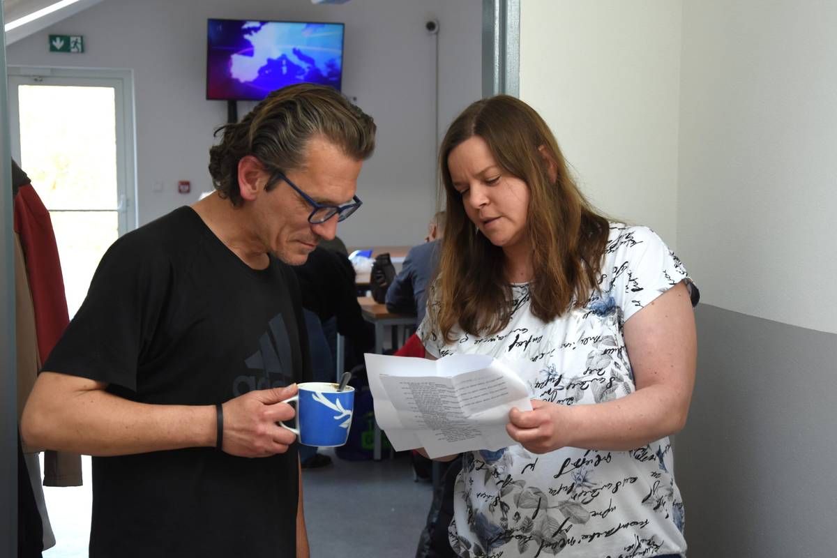 Mário Barinec pracuje už takmer desať rokov v Sociálnych službách mesta Trenčín – v mestskej rozpočtovej organizácii, ktorá je zriaďovateľom Nízkoprahového denného centra a Nocľahárne na Nešporovej ulici. Vyštudoval sociálnu pedagogiku a má nocľaháreň i centrum na starosti. V čom predovšetkým spočíva vaša práca okrem administratívnych vecí? Na dennej báze s kolegyňou a kolegami riešime životné príbehy ľudí. Hneď po otvorení, presne [...]Čítať viac...