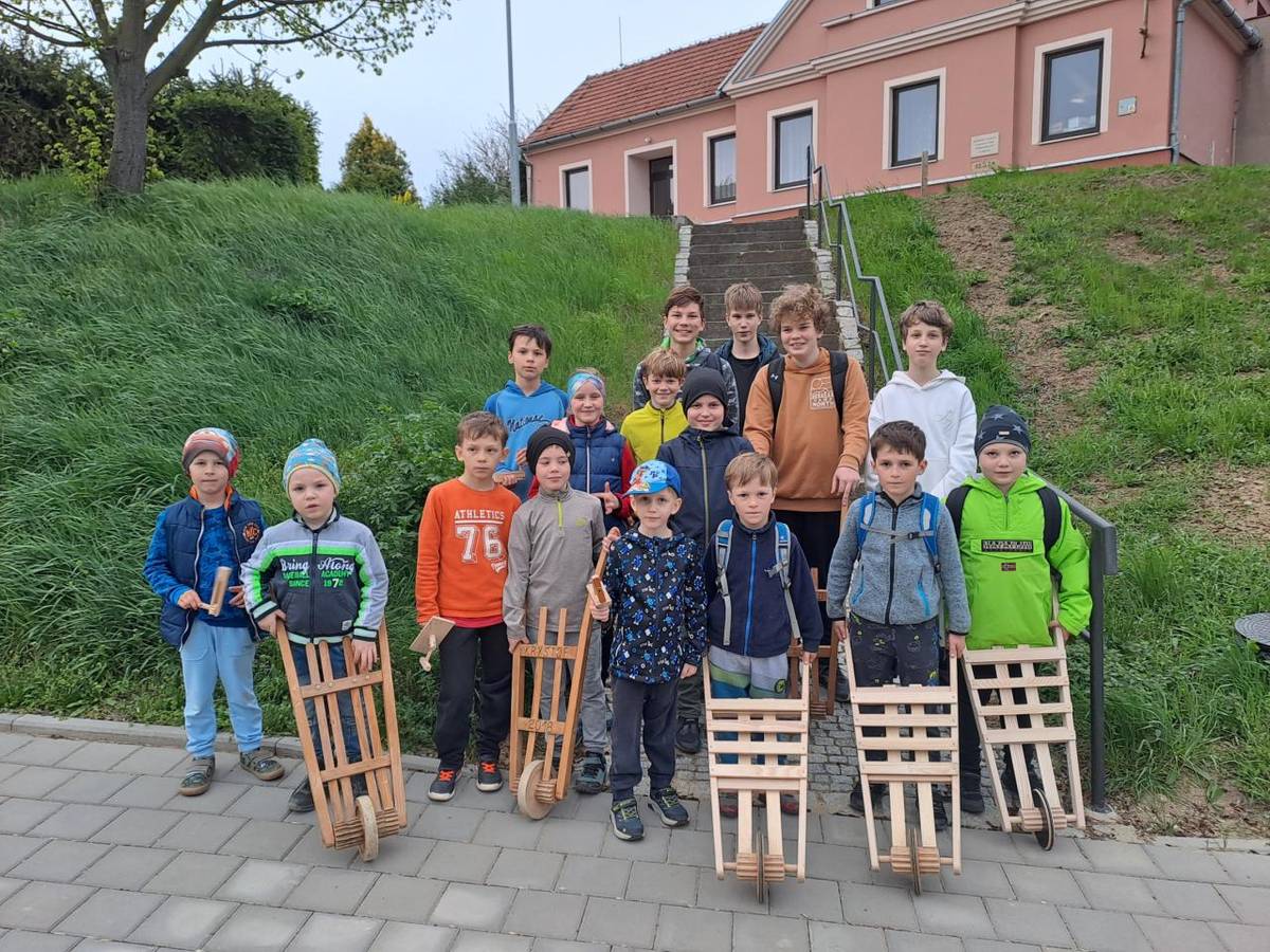 v rámci velikonočních tradic budou v naší obci od Zeleného čtvrtku do Bílé soboty probíhat obchůzky klapačů.    Děti a mládež budou v uvedených dnech procházet obcí s řehtačkami a klapačkami, čímž symbolicky nahradí zvonění kostelních zvonů.