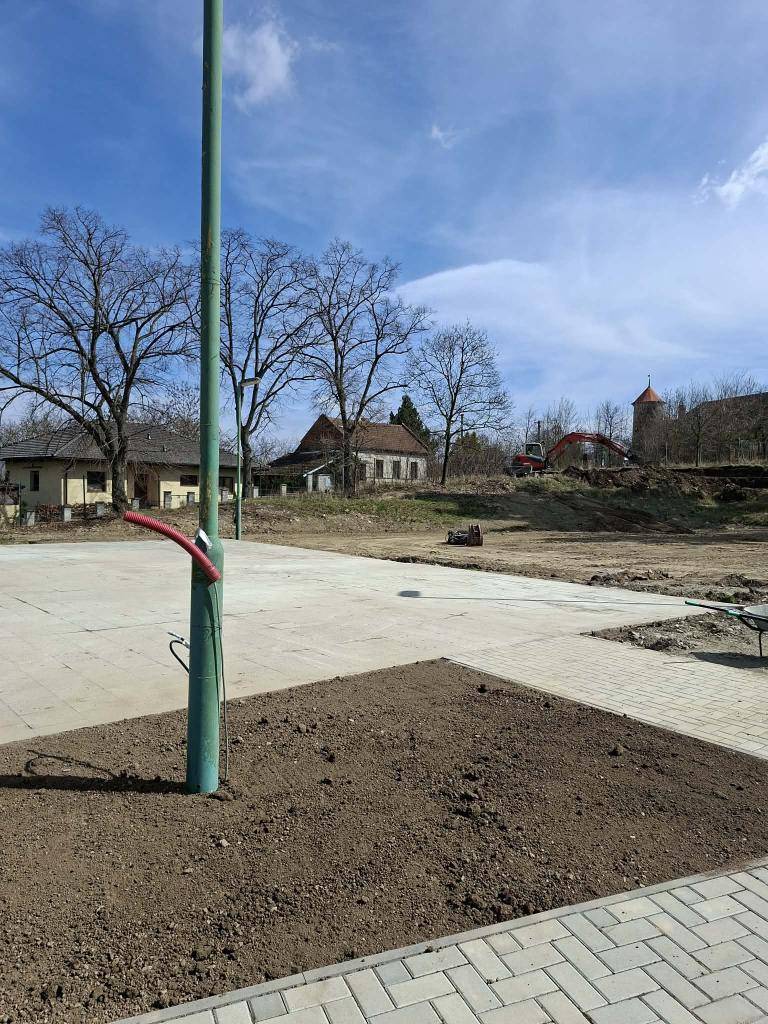 Dnes byly zahájeny práce na dokončení terénních úprav v okolí sokolovny. Tento krok představuje významný posun ke zvelebení našeho společného prostoru.    V následujících dnech dojde k osetí travnatých ploch a poté již budeme s očekáváním sledovat, jak se celé okolí postupně promění v příjemné a zel