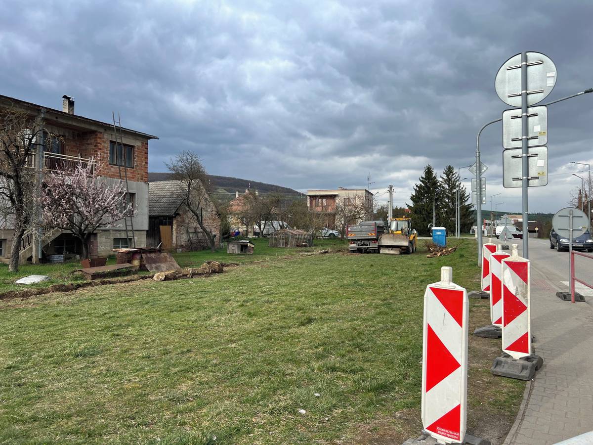 V tomto týždni sa začali stavebné práce medzi ulicami Hlavná a Na záhrade, súbežne s ulicou Na Kamenci. Ich výsledkom bude nové parkovisko, ktoré ponúkne 18 šikmých parkovacích miest. Investičná akcia mesta má hodnotu takmer 80 tisíc eur. Práce sú v rukách spoločnosti PEMAL z Hornej Súče. Hotovo má byť do dvoch mesiacov, teda približne do konca mája. [...]Čítať viac...