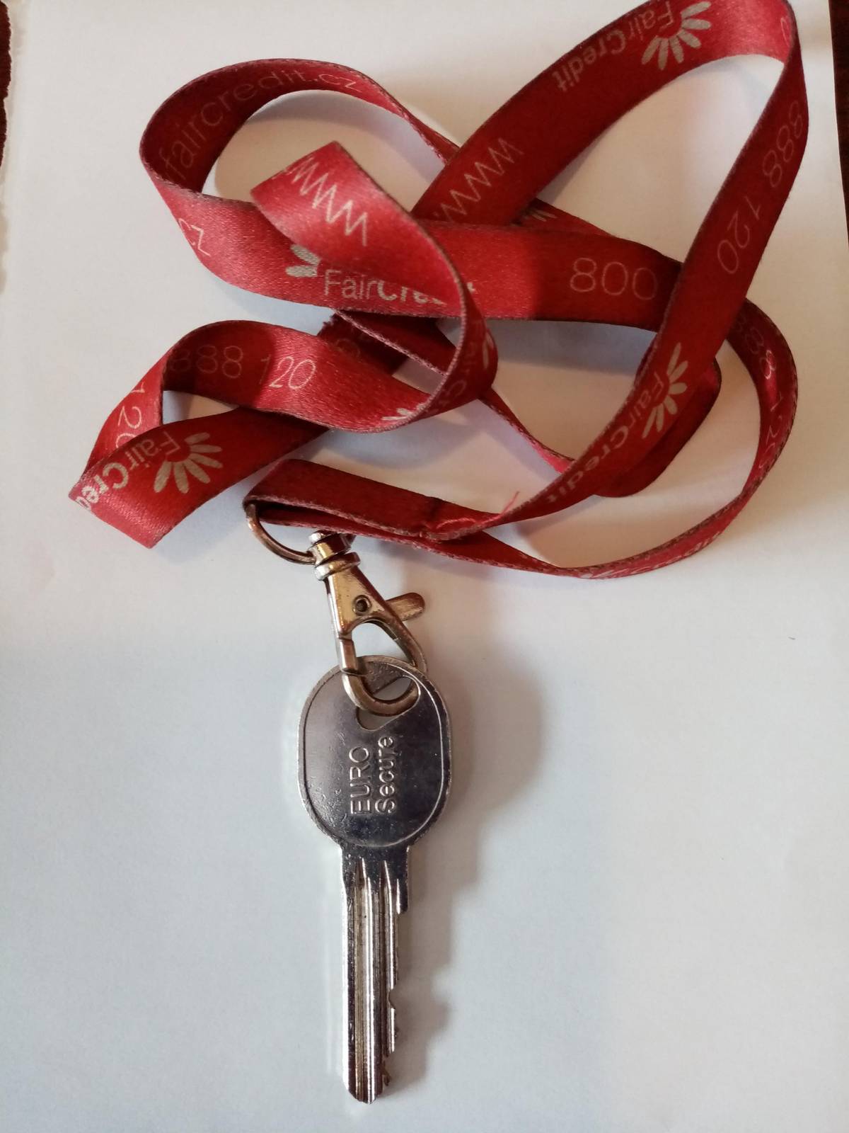 Na náměstí  byl nalezen klíč na červené stuze s nápisem Fair Credit. Majitel klíč dostane v Infocentru ve Chřibské