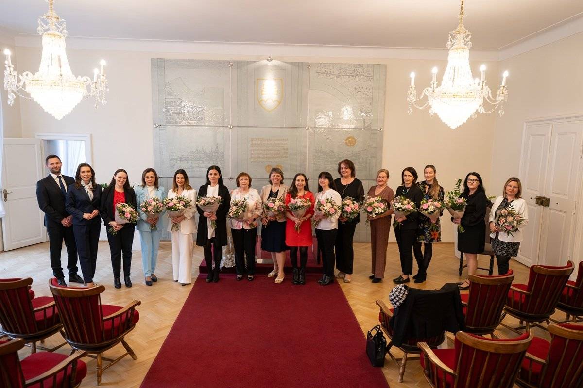 V utorok 31. marca 2026 sme na radnici privítali pedagogičky z materských a základných škôl zriadených mestom. Trnavská samospráva každoročne pri príležitosti Dňa učiteľov oceňuje tých, ktorí svoju prácu vykonávajú s nasadením, empatiou a srdcom. „Je to príležitosť poďakovať sa za ich každodenné nasadenie, ktoré má obrovský význam – nielen pre deti, ale aj pre celé naše mesto. Učitelia totiž neodovzdávajú len vedomosti. Pomáhajú deťom rozumieť svetu, formujú ich hodnoty a sprevádzajú ich na dôležitej časti životnej cesty,“ uviedla viceprimátorka Eva Nemčovská, ktorá pani učiteľky prijala a odovzdala im ocenenie od mesta. Ďakujeme všetkým učiteľom a učiteľkám za ich prácu a nasadenie a osobitne gratulujeme oceneným dámam:  Mgr. Júlia Fridrichová (ZŠ s MŠ Atómová 1) PaedDr. Radoslava Hlušková (ZŠ s MŠ, J. Bottu 27) Bc. Jana Lopatková (ZŠ s MŠ, Gorkého 21) Adriana Rašlíková (ZŠ s MŠ, I. Krasku 29) Mgr. Gabriela  Moldová (ZŠ s MŠ, A. Kubinu 34) Mgr. Ankica Nemogová Kadancová (ZŠ s MŠ, K. Mahra 11) PaedDr. Gabriela Koreňová (ZŠ s MŠ, Spartakovská 5) Mgr. Soňa Horváthová (ZŠ s MŠ, Námestie SUT 15) Mgr. Erika Miháliková (ZŠ s MŠ, Vančurova 38) Mária Smažáková, DiS. Art. (ZUŠ, M. Sch. Trnavského) Mgr. Klára Marcinková (Materská škola, V jame 27) Mgr. Blanka Šimončičová (Materská škola, Vajanského 3) Eva Bartovičová (Materská škola, Hodžova 40) Mgr. Renáta Hauková (Materská škola, T. Tekela 1) Mgr. Simona Pavlovičová (CVČ V jame 3)