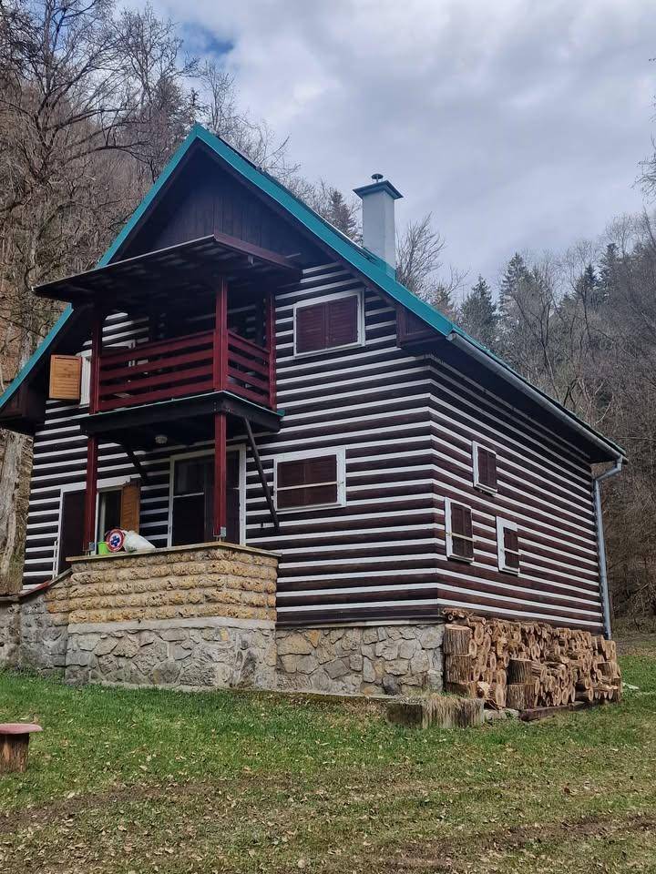 CHATA LOPUŠINY PRIPRAVENÁ NA NOVÚ SEZÓNU Dnešné jarné upratovanie pred novou sezónou na obecnej chate a jej okolí. Zamestnanci obecného úradu tak využili čas výpadku elektrickej energie na úrade pre dobrú vec. A to čistenie, upratovanie, drobné rekonštrukcie v Lopušinách na obecnom objekte pred jeho prenajímaním a užívaním v tomto roku.hr ukázať príspevok na a href="https://www.facebook.com/576136354517748/posts/1535730588558315"b style="color: blue;"Facebook Obec Slovenská Ľupča/b/a img src="https://data.slovenskalupca.sk/_pocitadlo_titulka.php?id=5119ffe53f41bc4a3b09fd26b43b087d"