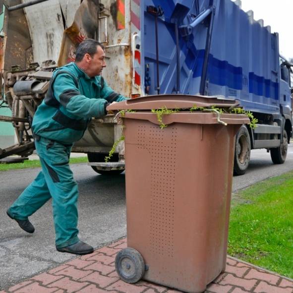 Nádoby na bioodpad z domácností budou poprvé vyváženy ve čtvrtek 9. dubna, do tohoto data je tedy nutné označit nádobu známkou platnou pro rok 2026. Nádoby připravujte ke svozu vždy předchozí den večer!