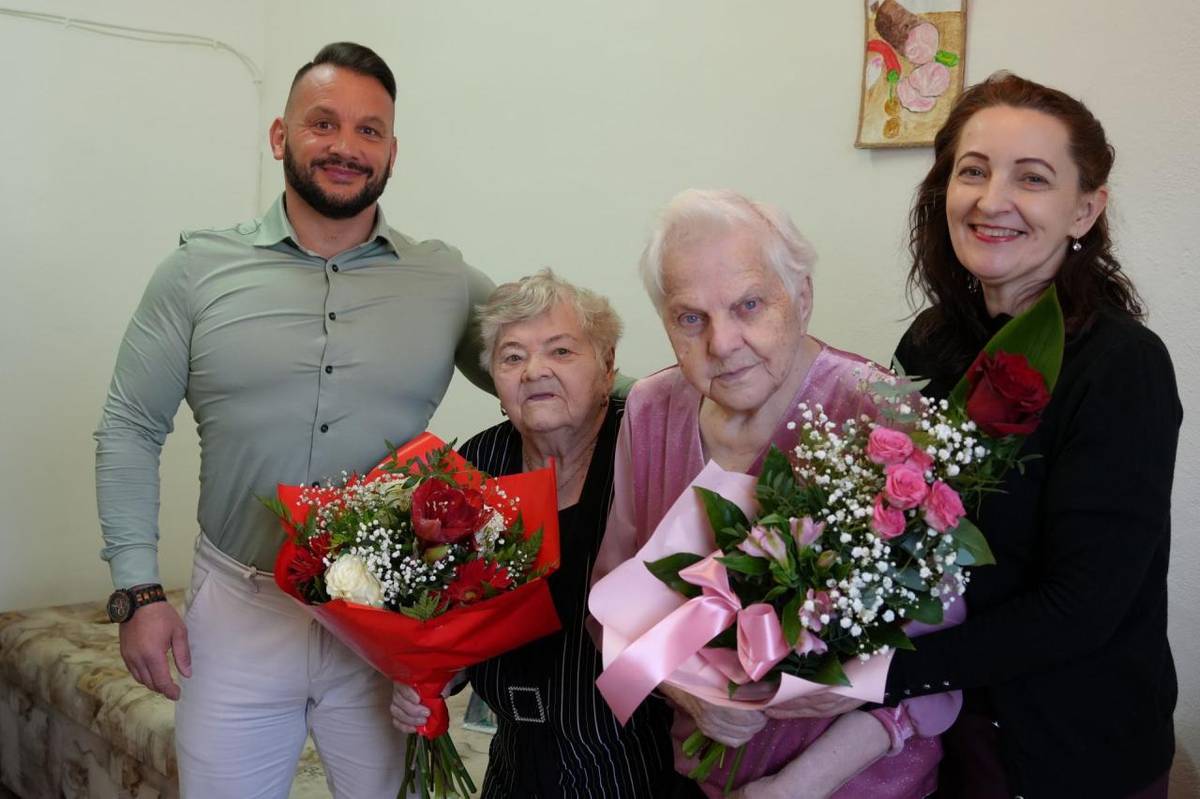 Mesto Poltár si aj v uplynulom období s úctou pripomenulo významné životné jubileá svojich obyvateľov. Primátor mesta Poltár Peter Sitor spolu s matrikárkou Ľubkou Šálkovou navštívili jubilantov osobne, aby im odovzdali srdečné blahoželania, kvety a malé darčeky.