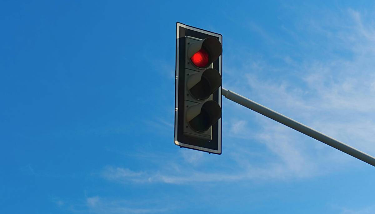 Zlín - Statutární město Zlín pokračuje v modernizaci světelných signalizačních zařízení v rámci projektu Inovace v rozvoji řízení dopravy s využitím prvků C2X ve statutárním městě Zlíně. Cílem je zvýšení bezpečnosti silničního provozu, zlepšení plynulosti dopravy a modernizace systému řízení dopravy ve městě. Práce zajišťuje společnost CROSS Zlín systémem design & build, kdy zhotovitel odpovídá jak za projektovou dokumentaci, tak za realizaci stavby. V minulých dnech se ale do pokračování projektu vložili vandalové.