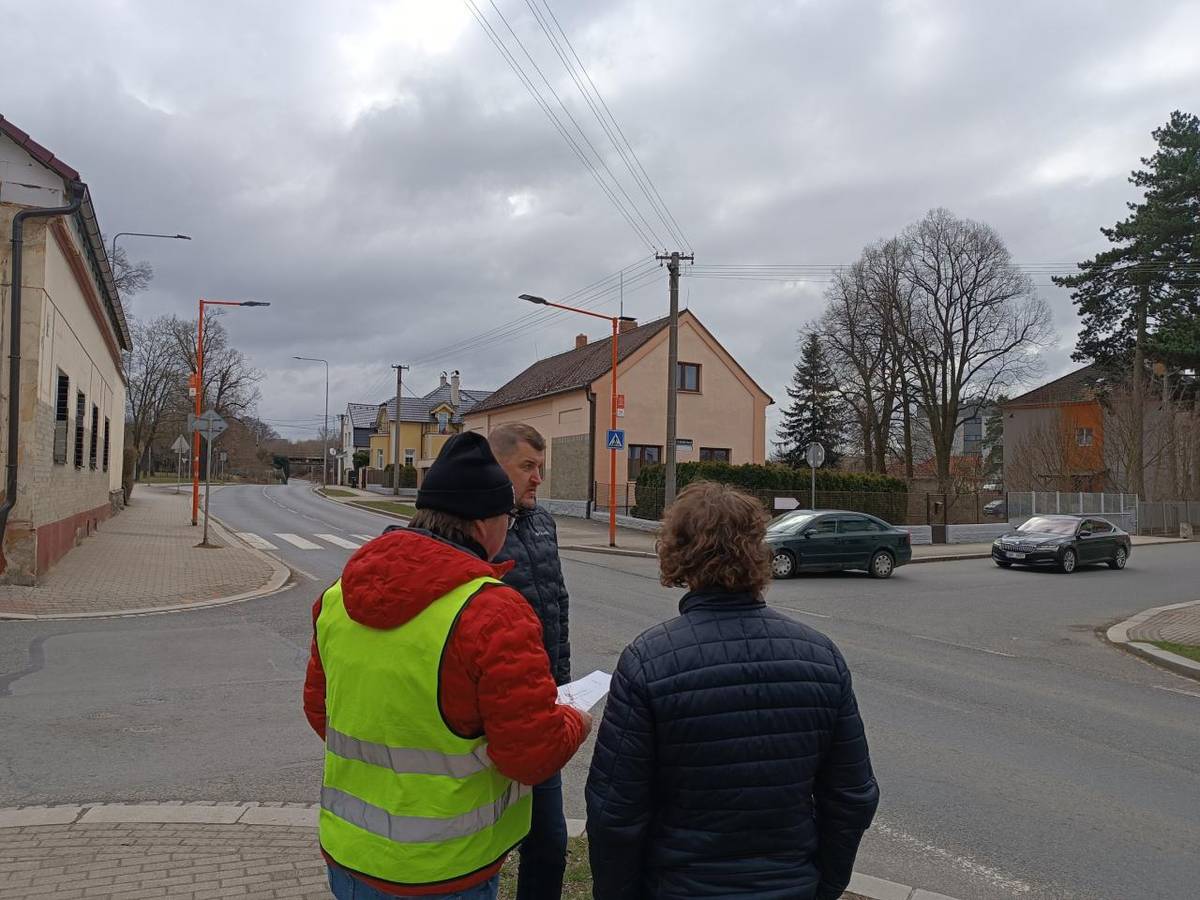 Poslední březnový den byla realizační firmě "předána staveniště" křižovatek tř. 1. máje - Lipová a tř. 1. máje - Sokolovská. Stavební práce a s nimi spojená dopravní omezení započnou v pondělí 7. dubna 2026.