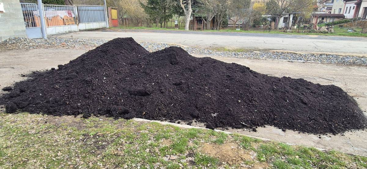I letos mají naši občané možnost získat kompost zdarma! 📍 Kde? Na parkovišti před Agropodem je připravena hromada kompostu k volnému odběru. 🕐 Kdy? Od dnešního dne – do vyčerpání zásob. Bylo přivezeno první množství kompostu, které bude průběžně doplňováno podle zájmu. 💪 Kolik si mohu odvézt? Množství na osobu není omezeno. 👌 Berte, dokud je! 👩🌾 ❗ Upozornění: Kompost je určen pouze pro občany obce Podolí. 🪴 O kompostu: Kompost byl vyroben v kompostárně Kozlany a je registrován u Ústředního kontrolního a zkušebního ústavu zemědělského jako organické hnojivo. Je vhodný k použití na zemědělské půdě, při sadových úpravách i při běžných zahradních pracích, např. pro zlepšení půdy na záhonech, při výsadbě stromků nebo keřů. Kompost prošel laboratorním a mikrobiologickým rozborem a splňuje všechny požadavky pro registraci. 🌱 🚛 Kompost nám zdarma poskytla naše svozová společnost RESPONO, a.s. Dopravu zajistila obec. 🙏