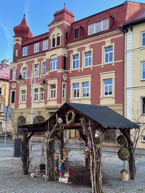 🌸🐣 Služby města Vejprty vyzdobily naše město do sváteční podoby a přejí všem obyvatelům i návštěvníkům krásné a veselé Velikonoce! 🐰🌷 Užijte si jarní atmosféru, pohodu a radostné chvíle se svými blízkými. 💛