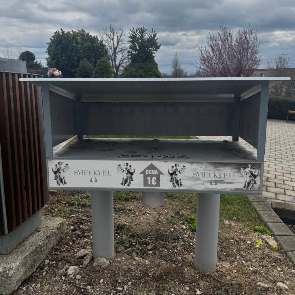 Sviečky na miestnom cintoríne budú pred Veľkou nocou doplnené do sviečkomatu. Za každú sviečku je potrebné uhradiť poplatok vo výške 1 €.  Z dôvodu opakovaného veľkého úbytku sviečok – bez platenia, bude pri sviečkomate nainštalovaný kamerový systém.