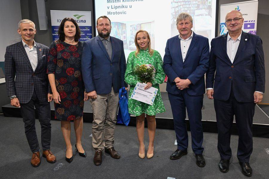 Koncem října jsme se účastnili v Krajské knihovně Vysočiny Knihovnické slavnosti, kde naše knihovnice Kristýna Flloriánová převzala cenu za Knihovnický skokan roku. Gratulujeme