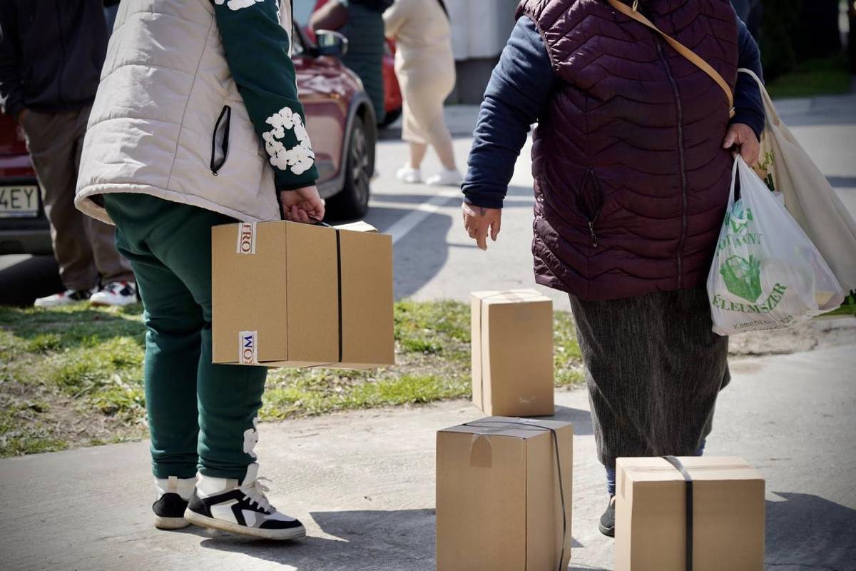 Slovenský Červený kríž v spolupráci s Mestským úradom v Kolárove zorganizovali rozdávanie potravinových a hygienických balíčkov. Ďakujeme všetkým, dobrovoľníkom. Je krásne pomáhať.