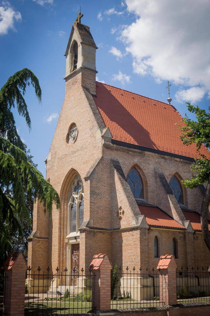 Rímskokatolícka cirkev farnosť Tomášov oznamuje občanom rozpis svätých obradov počas veľkonočných sviatkov:  https://tomasov.fara.sk/index.php?p=poriadok&loc=m