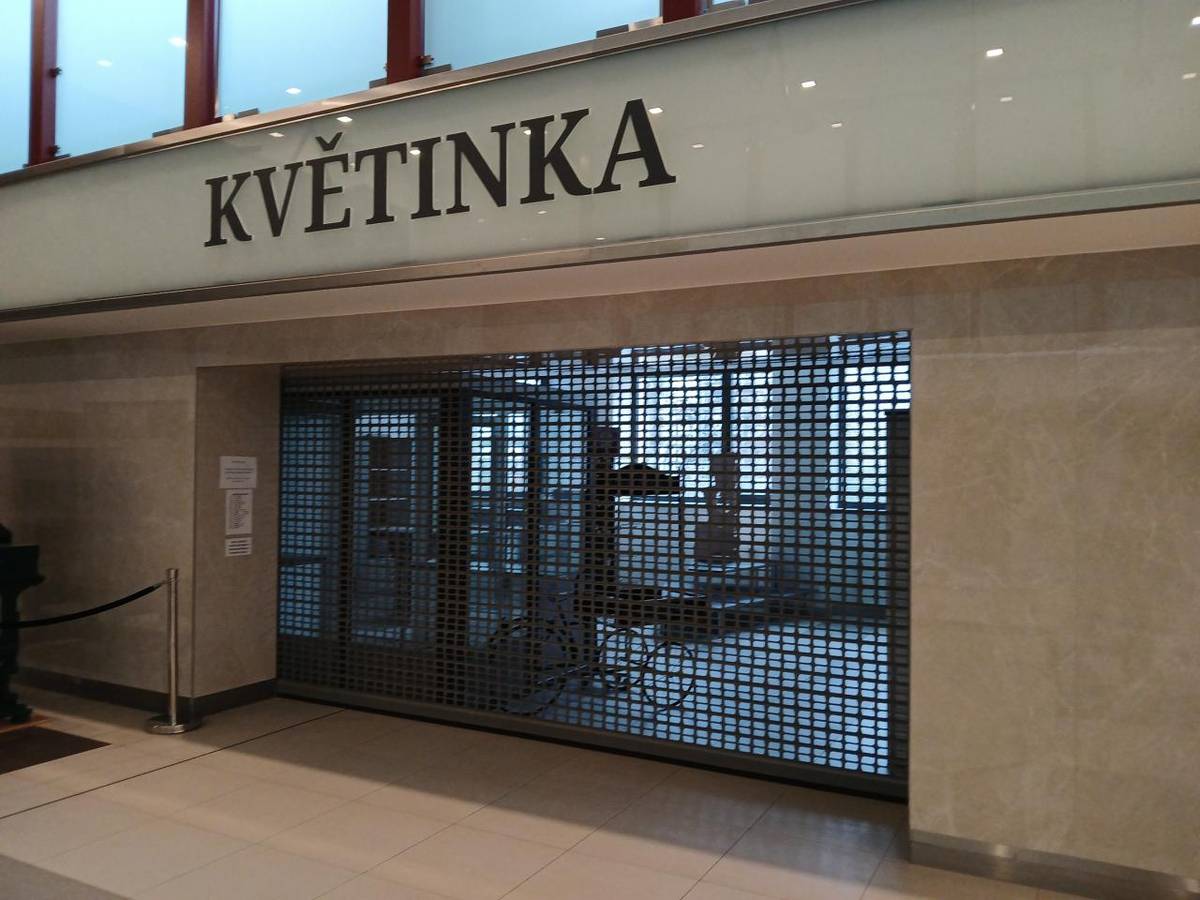 Správa železnic, státní organizace vybírá formou veřejné soutěže vhodného nájemce na pronájem komerčních prostor o výměře 45,60 m² nacházející se v přízemí výpravní budovy železniční stanice Beroun.