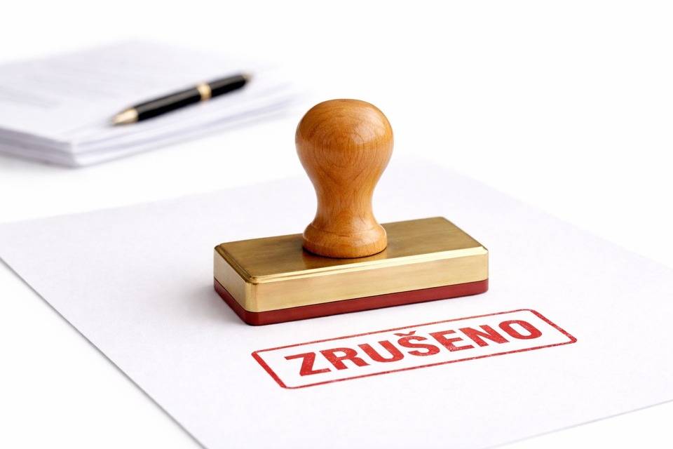 Stravování ve škole a mateřských školách zůstává beze změn. Městská část Praha 21 v uplynulých měsících reagovala na legislativní změny v oblasti financování nepedagogických pracovníků, které od 1. ledna 2026 přenášejí tuto odpovědnost na zřizovatele. V této souvislosti bylo zahájeno výběrové řízení na externího provozovatele školních jídelen jako jedna z možných variant budoucího zajištění provozu. Od počátku šlo o otevřený proces, jehož cílem bylo prověřit dostupné možnosti a vyhodnotit jejich přínosy i rizika. V průběhu řízení probíhala komunikace s vedením škol, zaměstnanci i rodiči. Na základě průběžného vyhodnocení situace, nových ekonomických a provozních podkladů a také podnětů od dotčených skupin se vedení městské části rozhodlo výběrové řízení zrušit. Tento krok je výsledkem odpovědného posouzení všech dostupných informací, nikoli důsledkem jednorázového tlaku či neúplných závěrů. „Naším cílem je dlouhodobě udržitelné, kvalitní a dostupné stravování pro děti. Zároveň neseme odpovědnost za stabilitu pracovních podmínek zaměstnanců i za efektivní nakládání s veřejnými prostředky. Proto jsme se rozhodli nepokračovat v procesu, který by v tuto chvíli nepřinesl dostatečně jednoznačný přínos,“ uvedl starosta MČ Praha 21 Michal Hazdra. Vedení městské části zároveň oceňuje věcný a konstruktivní přístup zastupitelky Mgr. Yvony Trčalové, jejíž připomínky a podněty přispěly k lepšímu vyhodnocení celé situace. Aktuálně platí, že pro děti, rodiče ani zaměstnance se nyní nic nemění – školní jídelny i stravování v mateřských školách pokračují ve stávajícím režimu. Městská část bude i nadále analyzovat možné varianty budoucího zajištění provozu jídelen tak, aby jakékoli další kroky vycházely z dat, odborných podkladů a reálných potřeb škol. O dalším vývoji bude veřejnost transparentně a včas informována.