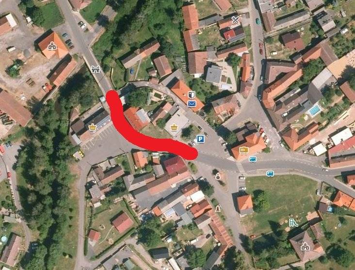 Vážení občané, během Velikonočních svátků bude dokončena etapa v „Nové – Staré ulici“, práce budou probíhat pravděpodobně ještě v pátek a v sobotu. O Velikonoční neděli a v pondělí stavební práce nebudou probíhat.  Výstavba kanalizace bude po Velikonocích pokračovat v úseku od mostu (obchod u Burešů) směrem k návsi (zatím k Jednotě). Protože se jedná o hlavní komunikaci, bude tato etapa (7. 4.- 3. 5. 2026) spojena s úplnou uzavírkou pro všechna vozidla, s výjimkou autobusů a zásobování. Autobusové zastávky zůstávají na stejných místech. Prosíme o respektování a dodržování dopravního značení!